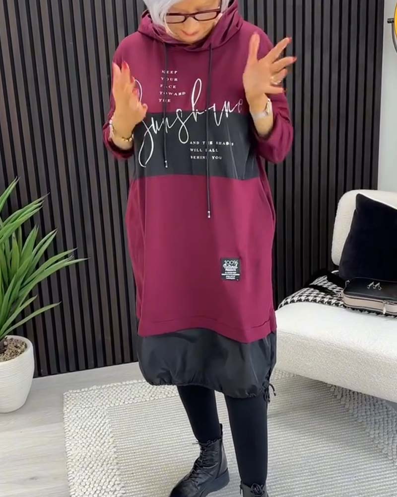 Drune | Kleid mit Kapuze und Buchstaben Print in Farbblock Optik
