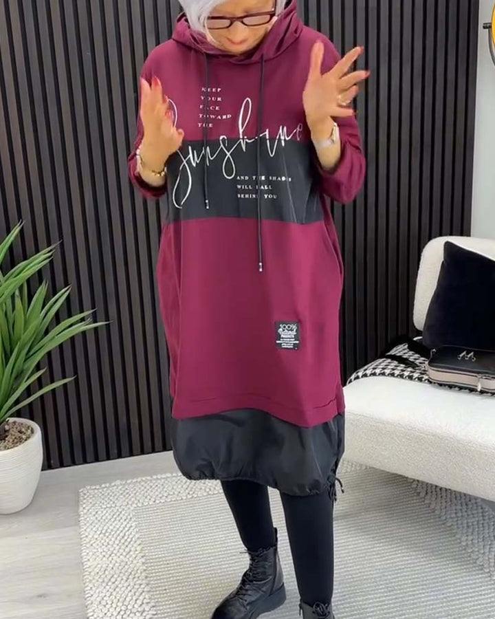 Drune | Kleid mit Kapuze und Buchstaben Print in Farbblock Optik