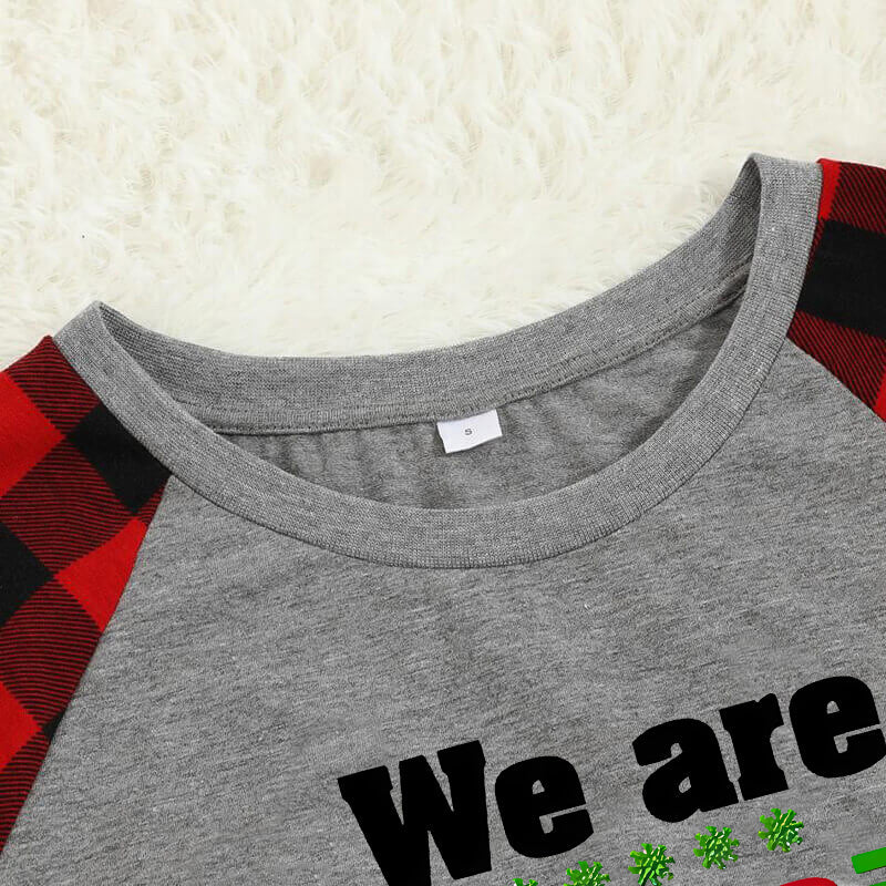 Drune | Weihnachten Wir sind Familie 2025 Buchstaben Druck Schwarz & Rot Karierter Familien passende Graue Pyjamas mit Hund