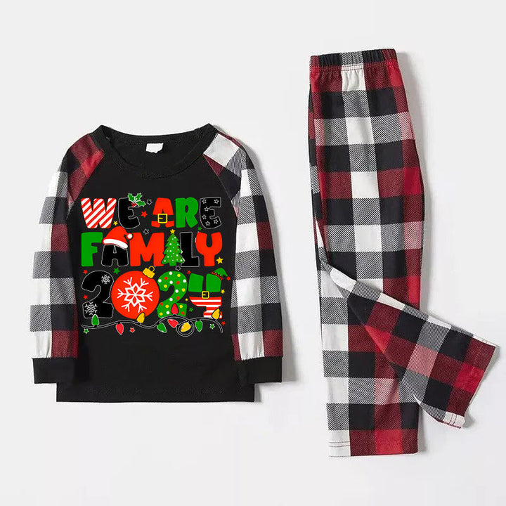 Drune | Weihnachten "Wir sind Familie" Bunte Multi-Element Buchstaben Drucke Rot & Schwarz & Grau & Weiß Karierte Familien-Pyjamas