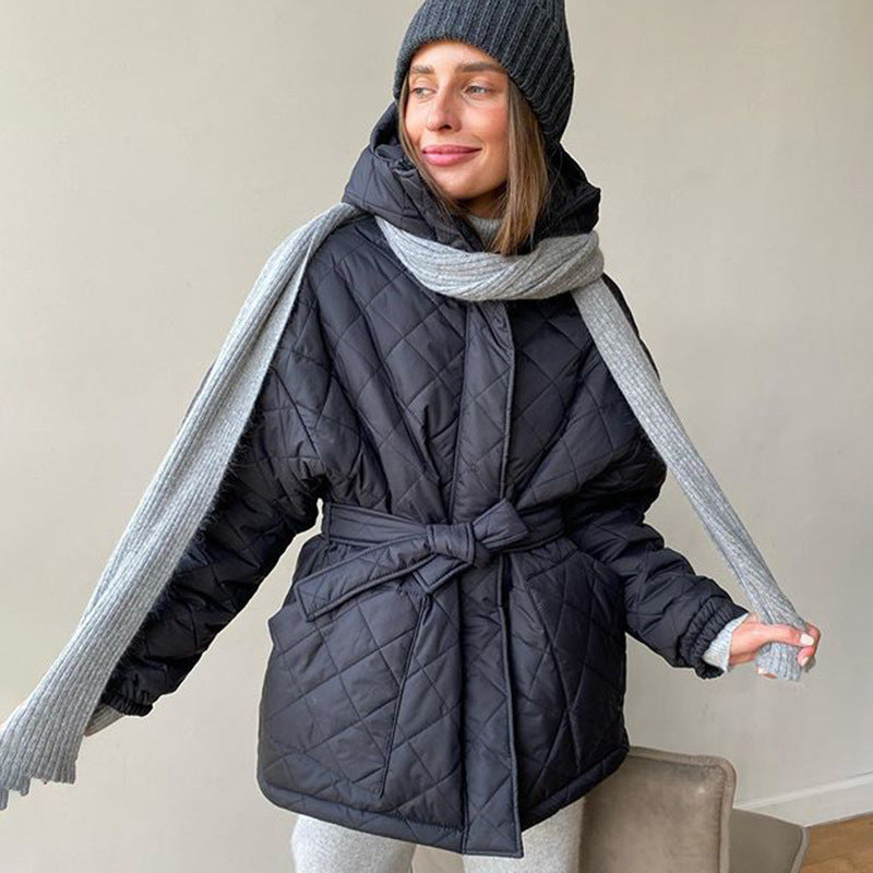 Drune | Kurze Gestepfte Jacke mit Gürtel Kapuze und Komfort Winterbereit