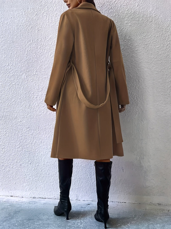 Drune | stilvolle lange Damenjacke mit Bindegürtel und Knopfdetails