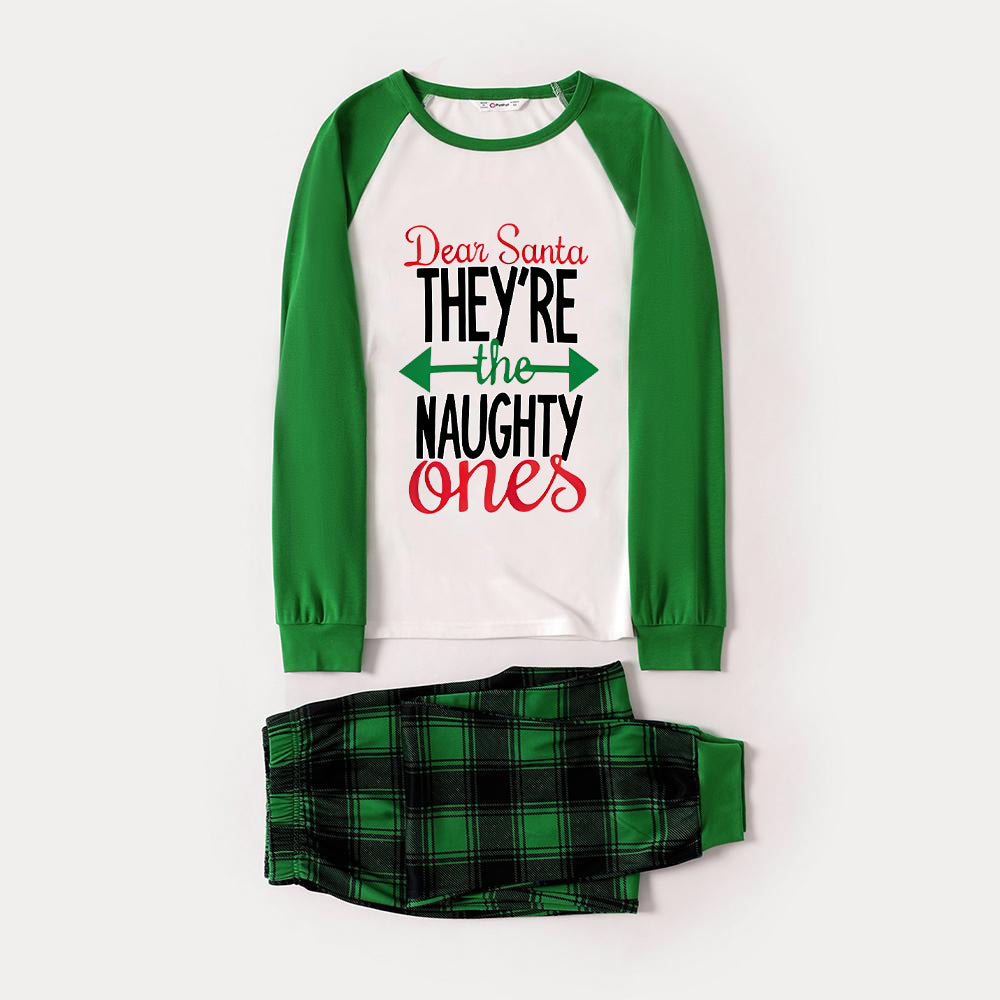 Drune | Lieber Weihnachtsmann Sie sind die Ungezogenen' Buchstabendruck Lässige Langarm Sweatshirts Grünes Kontrastoberteil und Schwarz-Grüne Karierte Hose Familienpassende Raglan Langarm Pyjama-Sets mit Hundebandana