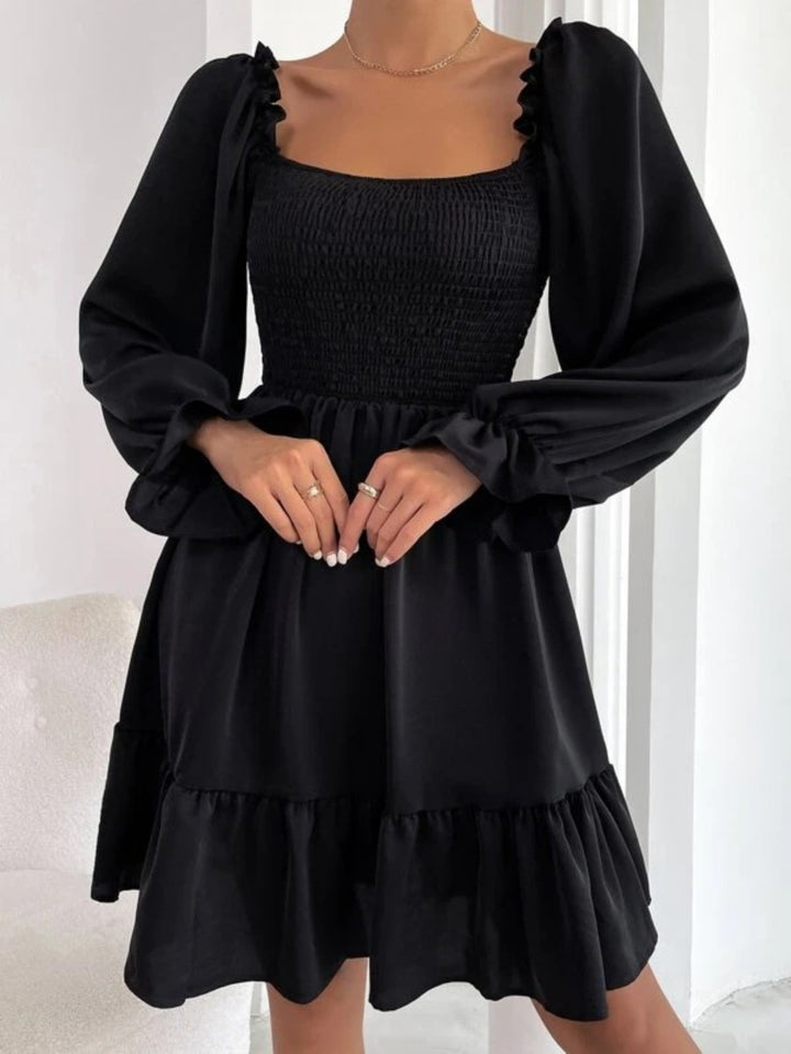 Drune | Paralleles Krepp genähtes Kleid mit Rüschensaum