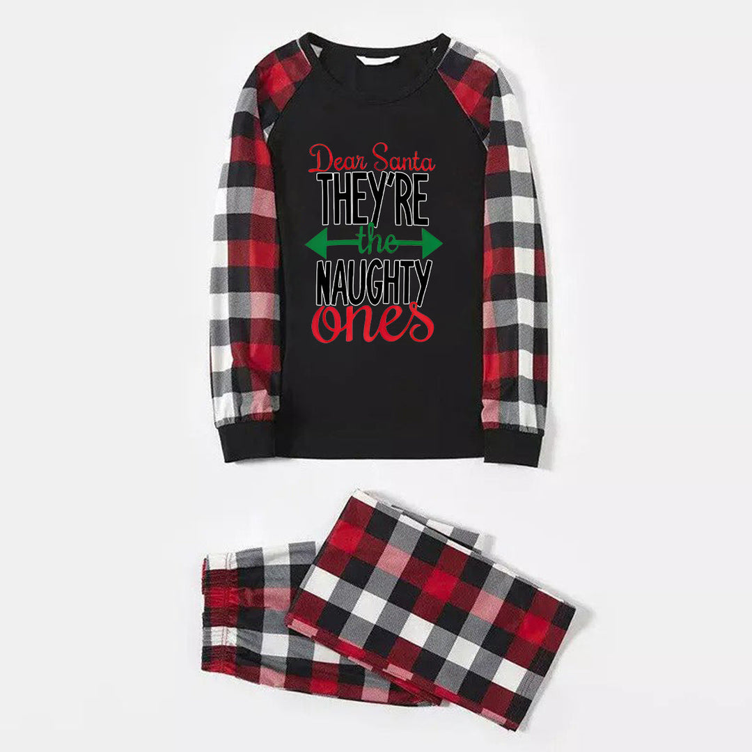Drune | Lieber Weihnachtsmann Sie sind die Ungezogenen' Druck CasualLangarm-Sweatshirts Kontrastoberteile und Rot & Schwarz & Weiß Karierte Hose Familienpassende Pyjama Set mit Hundebandana
