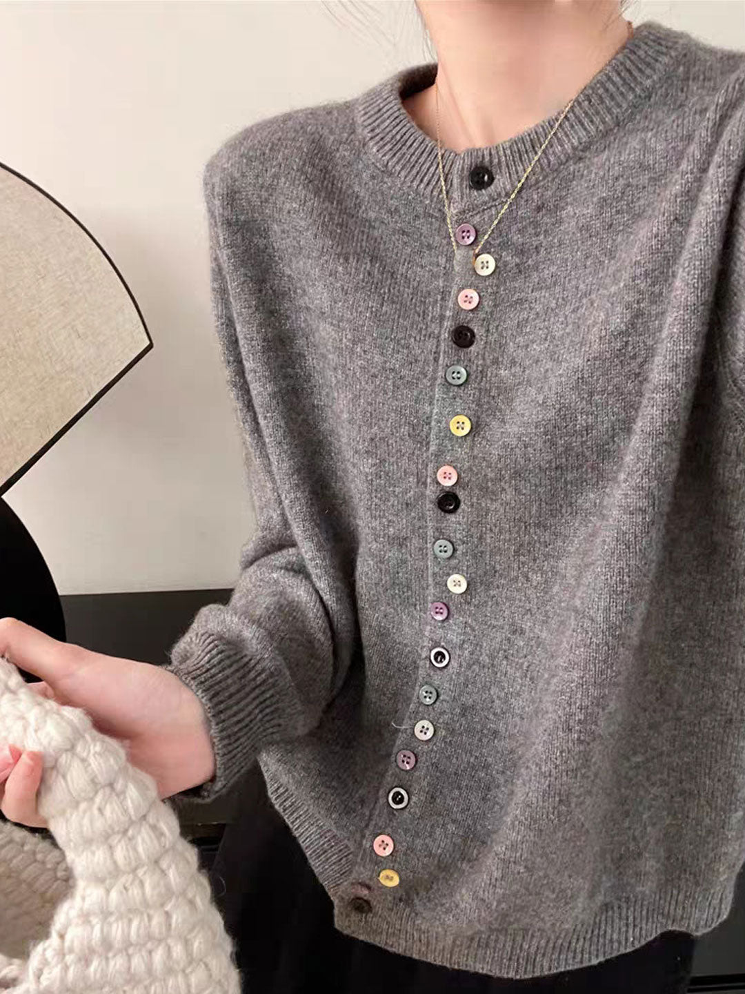 Drune | Cardigan mit Rundhalsausschnitt Regenbogenknöpfe Weich und Verspielt
