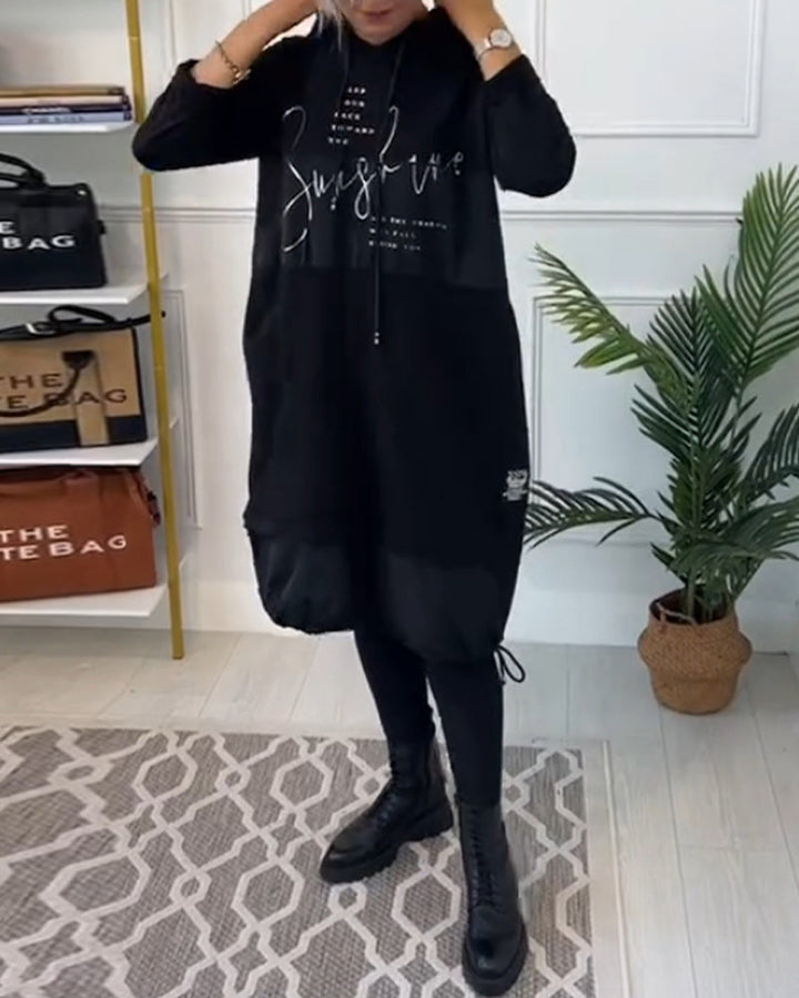Drune | Kleid mit Kapuze und Buchstaben Print in Farbblock Optik