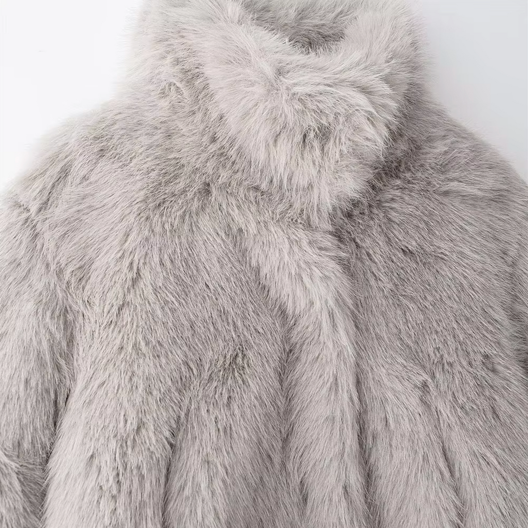 Drune | Kurze Damenjacke aus elegantem veganem Kunstpelz