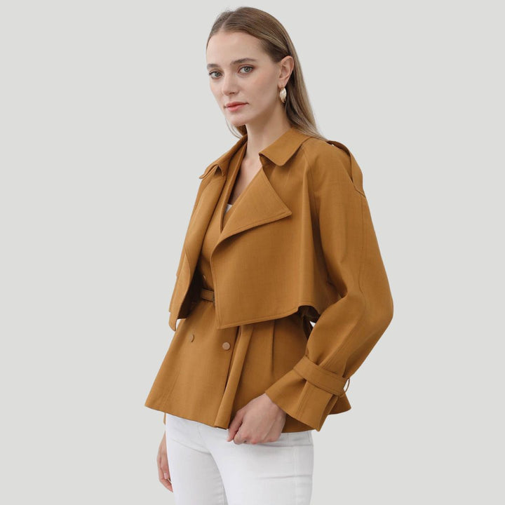 Drune | Peplum-Jacke mit auffälligem Kragen und tailliertem Design