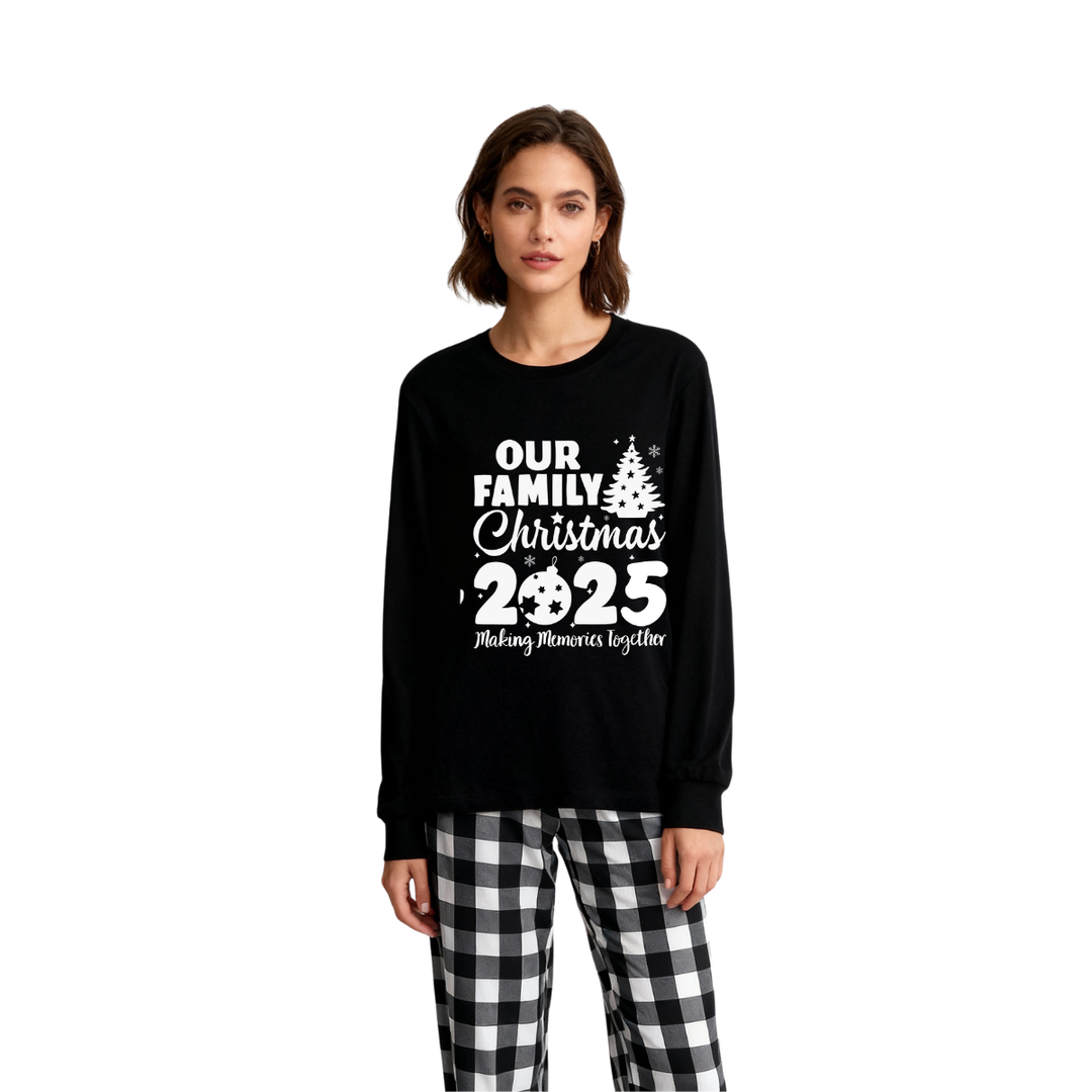 Drune | Unser Familienweihnachten 2025 Gemeinsame Erinnerungen' Buchstabenprint Schwarzes Langarmshirt mit Schwarz-weiß karierten Hosen Familienpassende Schlafanzüge
