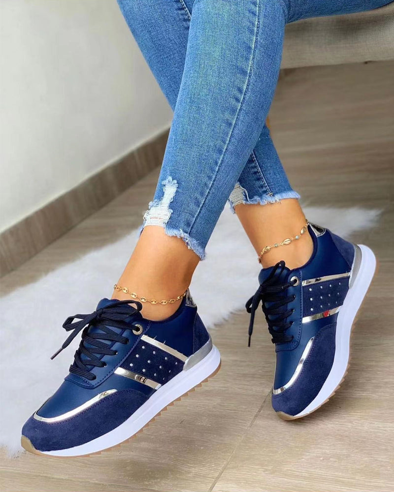 Drune | Sneakers mit Dicker Sohle und Metall-Emblem