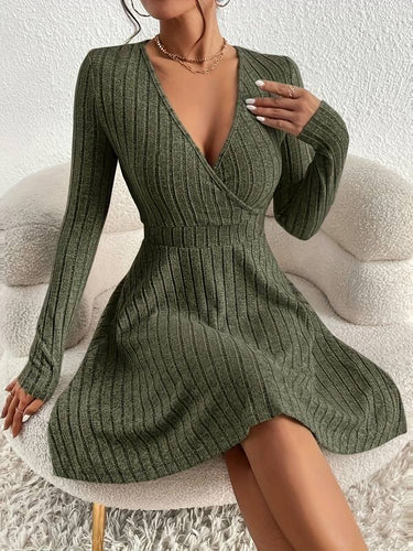 Drune - Skaterkleid mit geripptem V-Ausschnitt