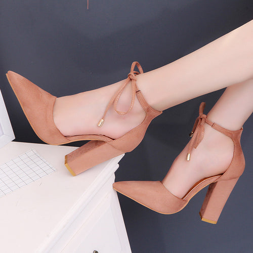 Damen nan spitz zulaufende Pumps mit Knöchelband zum Binden und skulpturellem Blockabsatz Drune