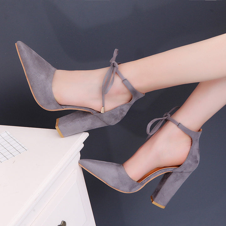 Damen nan spitz zulaufende Pumps mit Knöchelband zum Binden und skulpturellem Blockabsatz Drune
