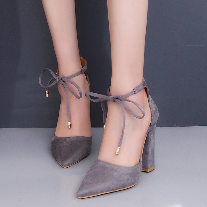 Damen nan spitz zulaufende Pumps mit Knöchelband zum Binden und skulpturellem Blockabsatz Drune