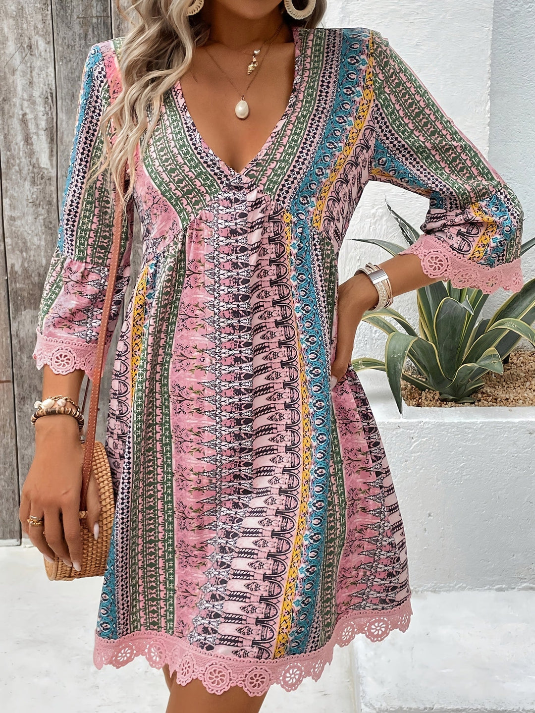 Drune | Elegantes Kleid mit V-Ausschnitt und Spitzenabschluss