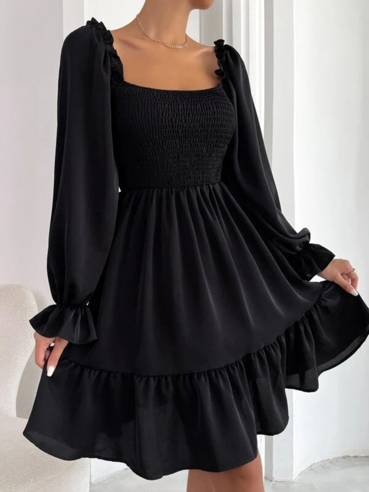 Drune | Paralleles Krepp genähtes Kleid mit Rüschensaum