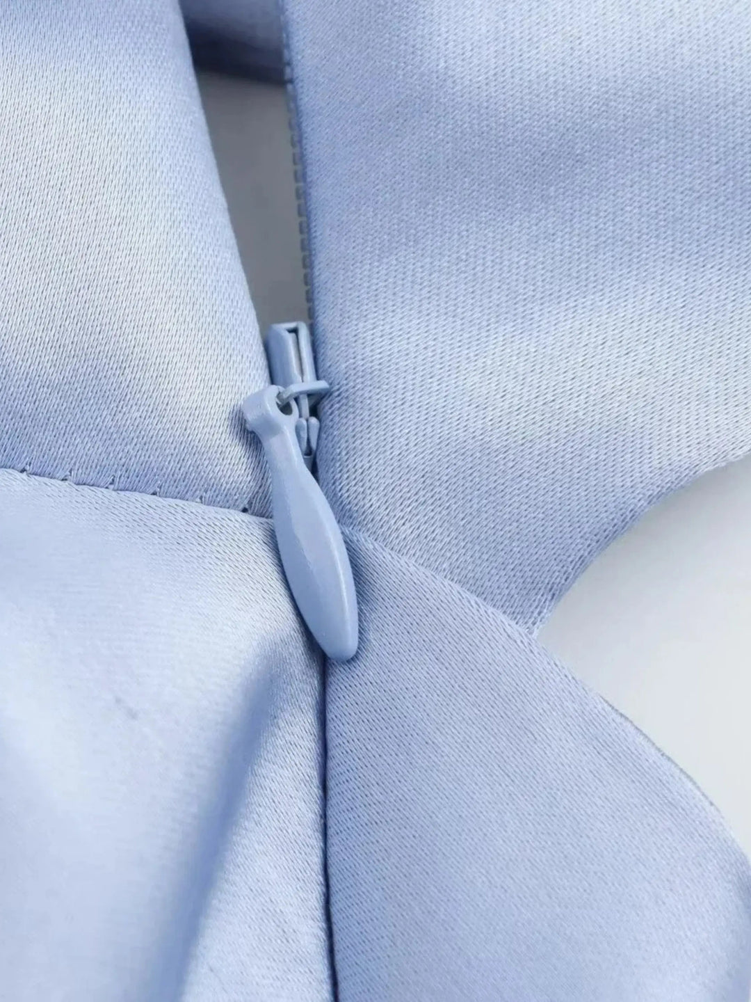 Drune | Elegantes Satin Kleid Mit Kreuzdetail