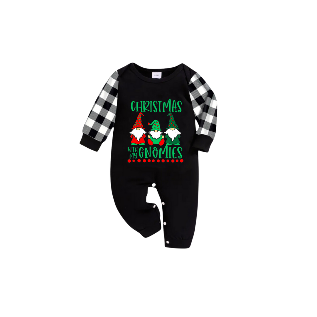Drune | Schwarz-weißer karierter Weihnachts-Pyjama-Set mit kurzen Ärmeln und "Weihnachten mit meinen Gnomen" Textdruck