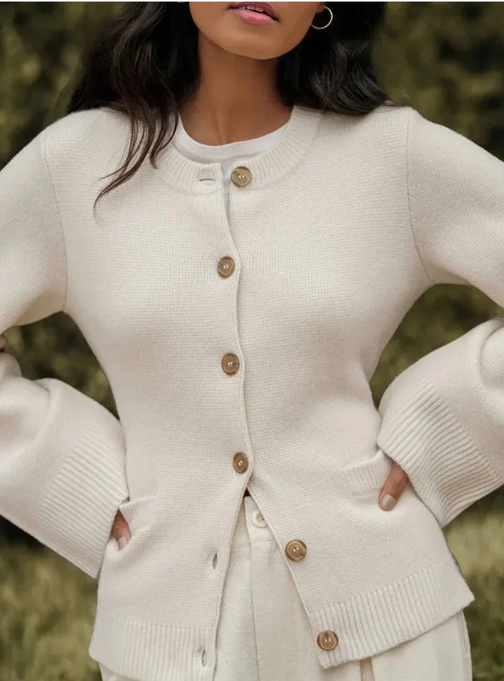 Drune | WARME WINTERSTRICKJACKE MIT ENGLISCHER ELEGANZ FÜR DAMEN