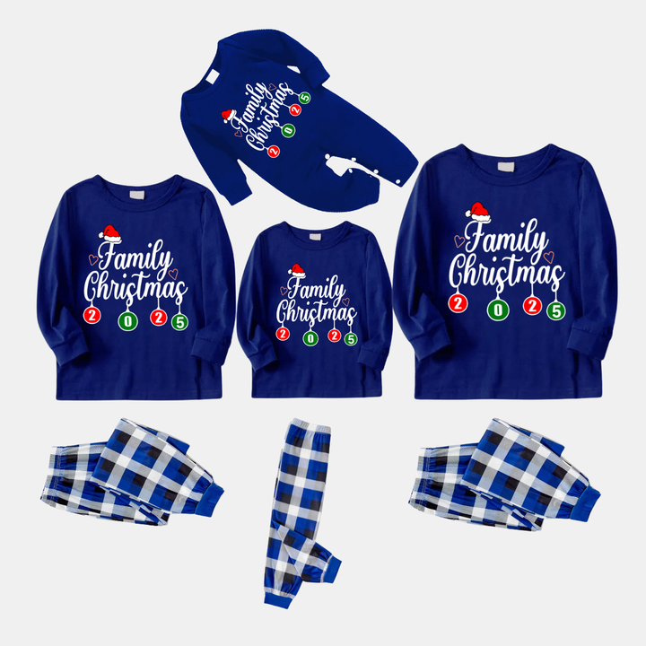 Drune | "Familienweihnachten 2025" Buchstabenbedruckte blaue Langärmelige mit blau-weißen-schwarzen karierten Hosen Familienpassende Pyjamas