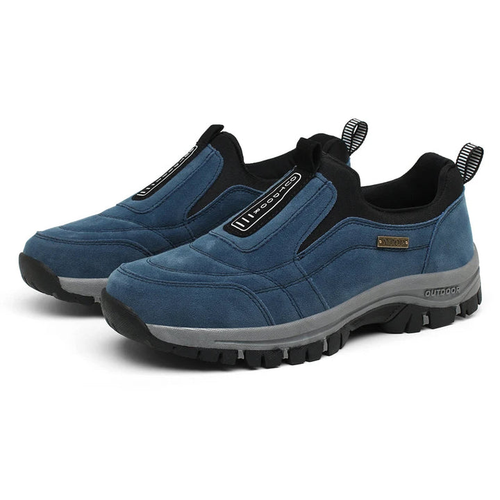 Ein Paar blaue orthopädische Schuhe auf weißem Hintergrund