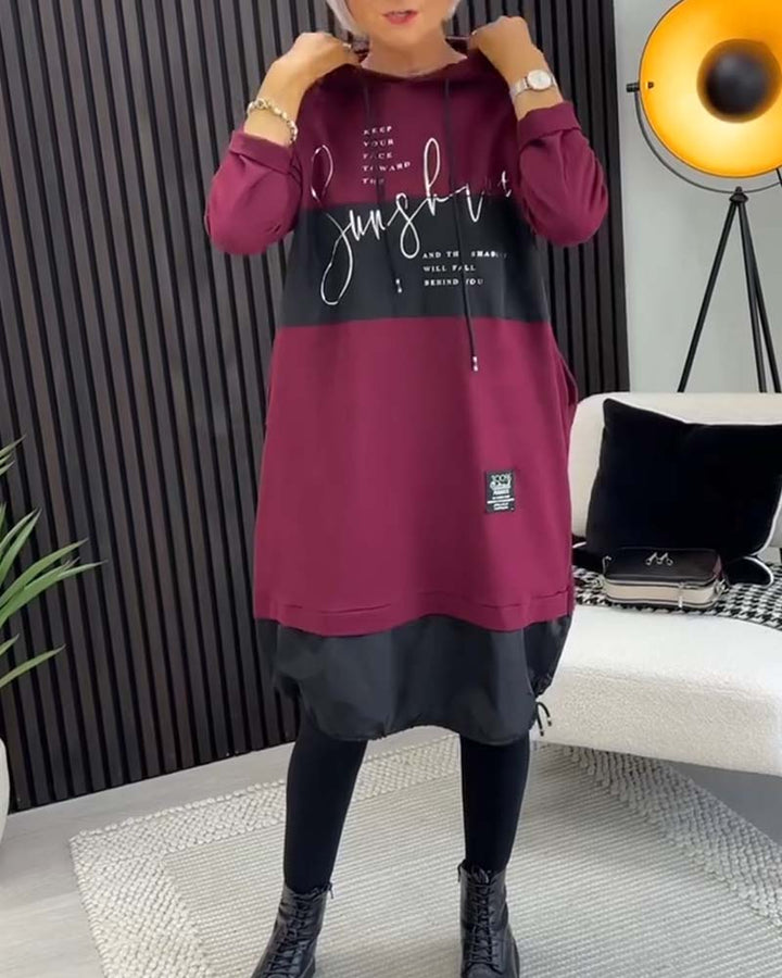 Drune | Kleid mit Kapuze und Buchstaben Print in Farbblock Optik