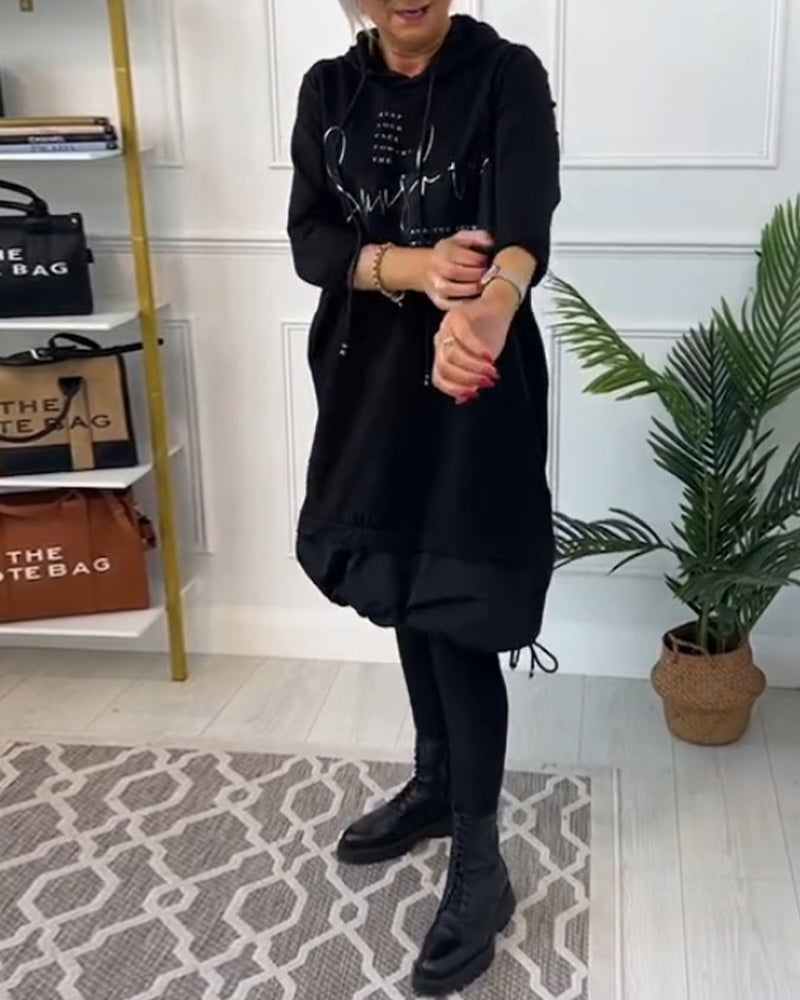 Drune | Kleid mit Kapuze und Buchstaben Print in Farbblock Optik