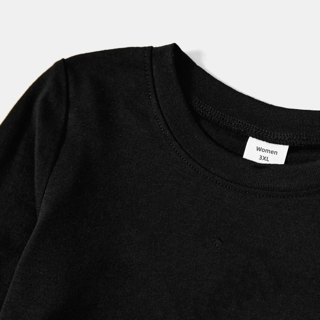 Drune | Schwarz-weißes karierter Weihnachts-Pyjama-Set mit "Familien-Weihnachten 2025 Erinnerungen gemeinsam schaffen" festlichem bunten Textdruck
