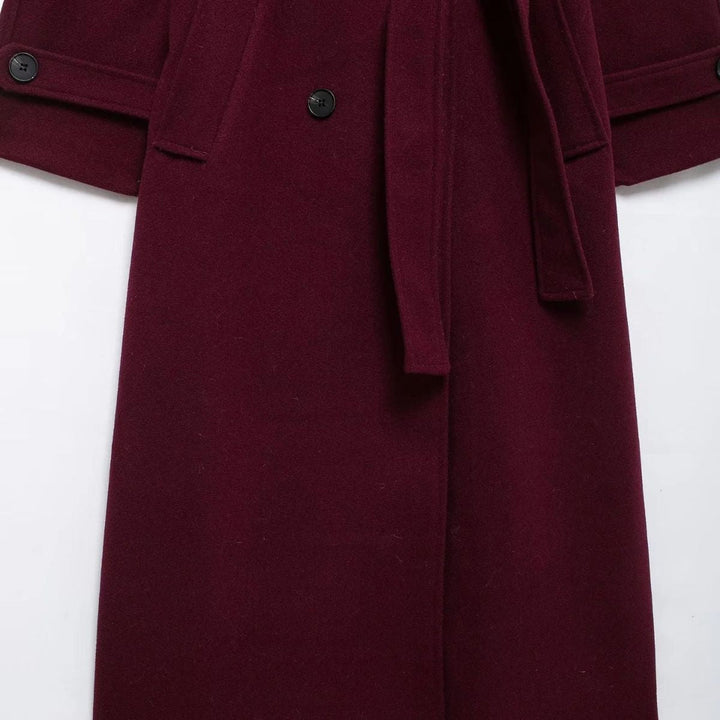 Drune | Eleganter Trenchcoat in Bordeauxrot mit Gürtel