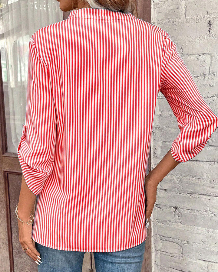 Drune | gestreiftes Shirt mit V-Ausschnitt und Brusttasche
