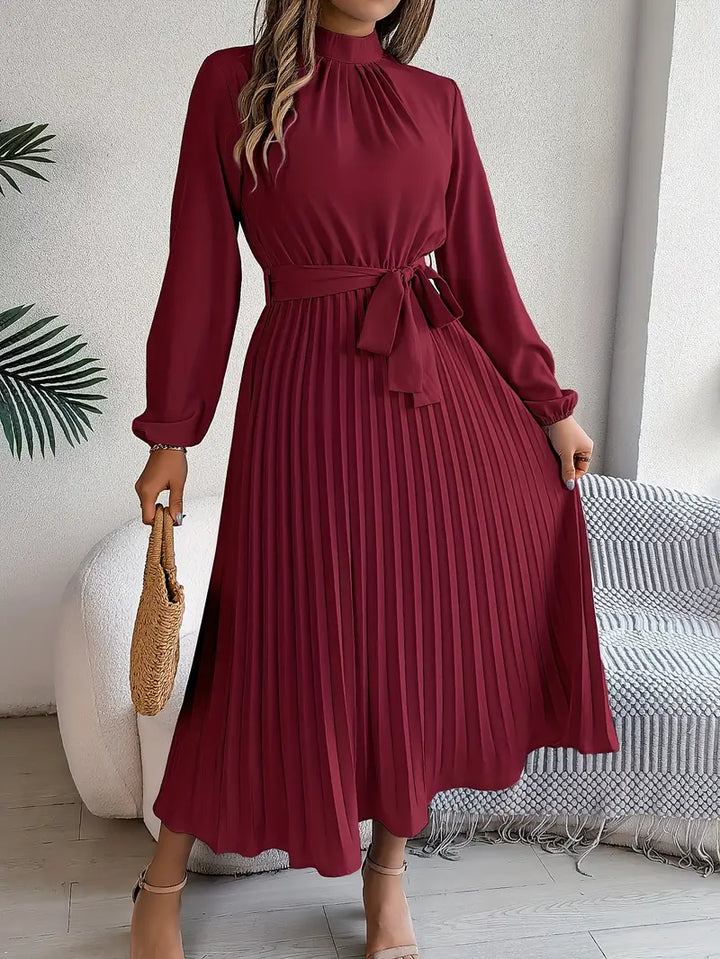 – einfarbiges kleid mit stehkragen und faltengürtel