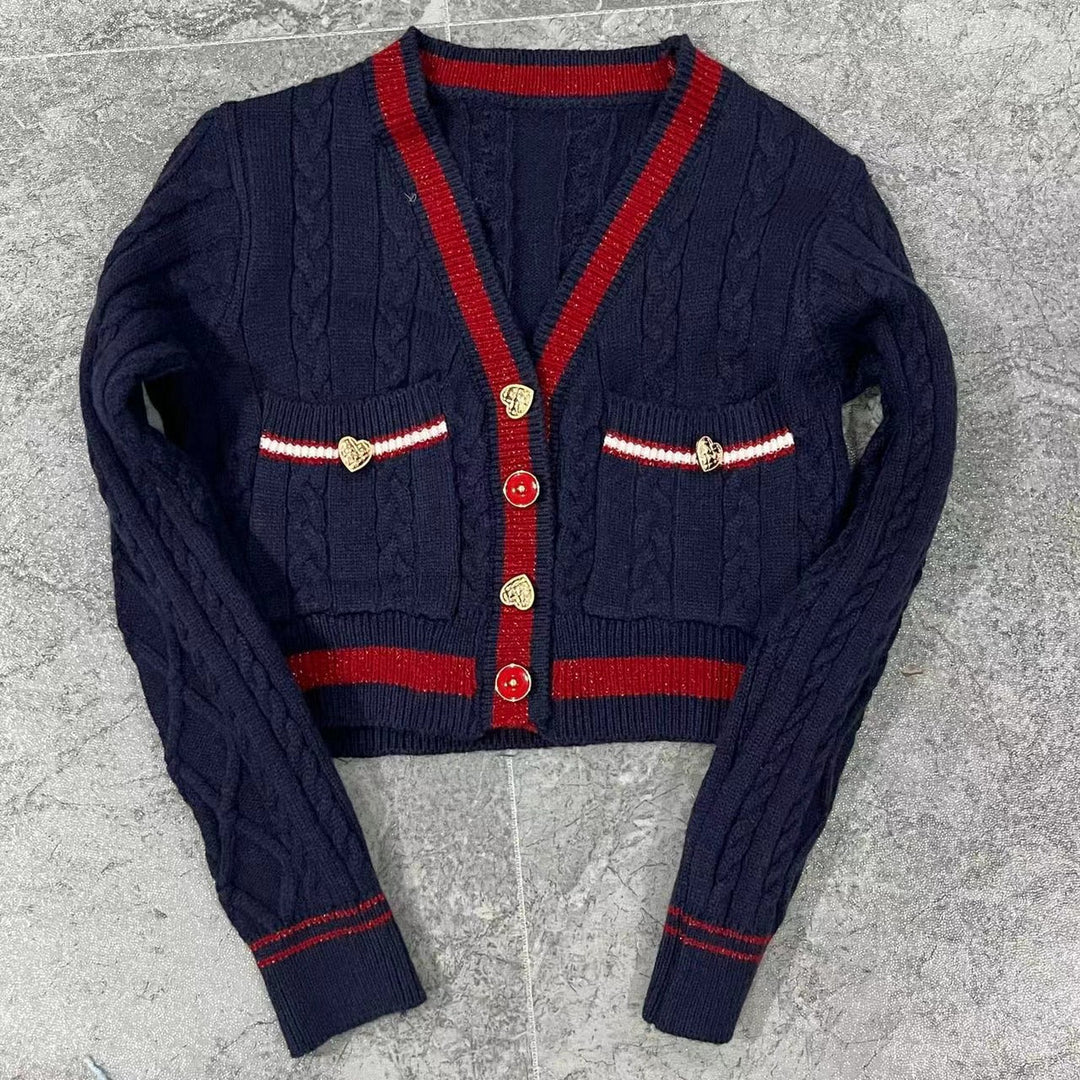 Drune | Kurze Strickjacke Elegant und Modern Kontrastdetails