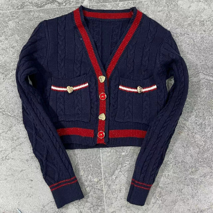 Drune | Kurze Strickjacke Elegant und Modern Kontrastdetails
