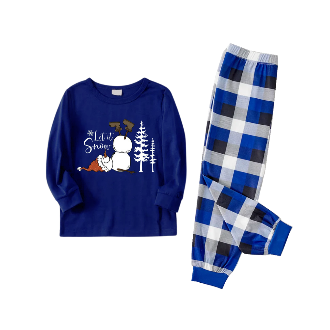 Drune | Paar passende blaue und weiße karierten Pyjamas mit "Let it Snow" Text und bedrucktem Schneemann