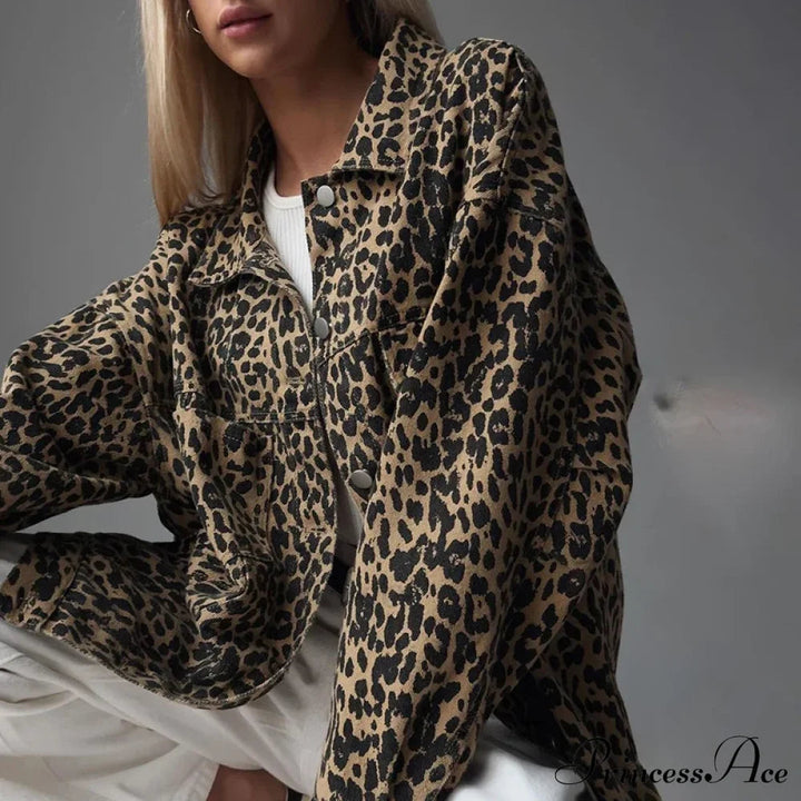 Drune | Passform Jeansjacke mit Leopardenstickerei