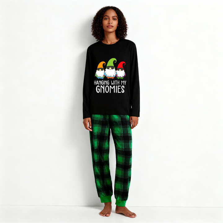 Drune | Three Santas "HANGING WITH MY GNOMIES" Monogram-Druck Schwarz Langärmliges Oberteil mit Vintage Grün und Schwarz Großes Karomuster Familie Passende Pyjamas