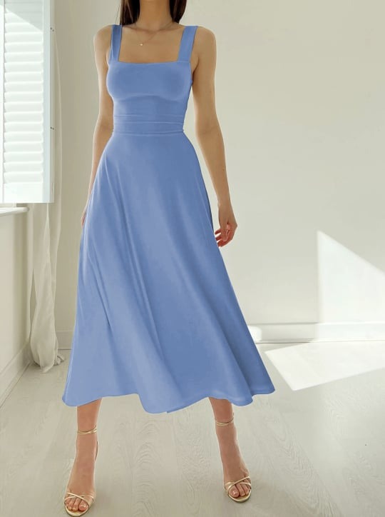 Frau im Blau Kleid mit breiten Trägern