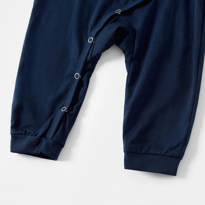 Drune | Fröhliche blaue Weihnachts-Pyjama-Set mit Familien-Weihnachtsphrasen