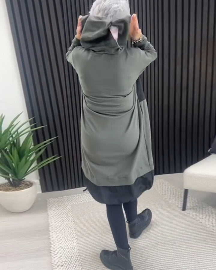 Drune | Kleid mit Kapuze und Buchstaben Print in Farbblock Optik