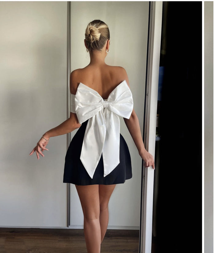 Drune | Ein-Wort-Schulter schwarz-weißes Kleid mit kontrastierender Schleife