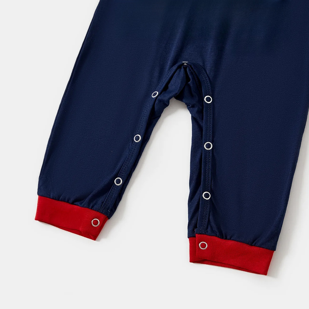 Drune | Weihnachtsfamilien passende Pyjamas - Marineblau & Rotkariertes Pj-Set mit "Gnome For The Holidays" Slogan-Druck