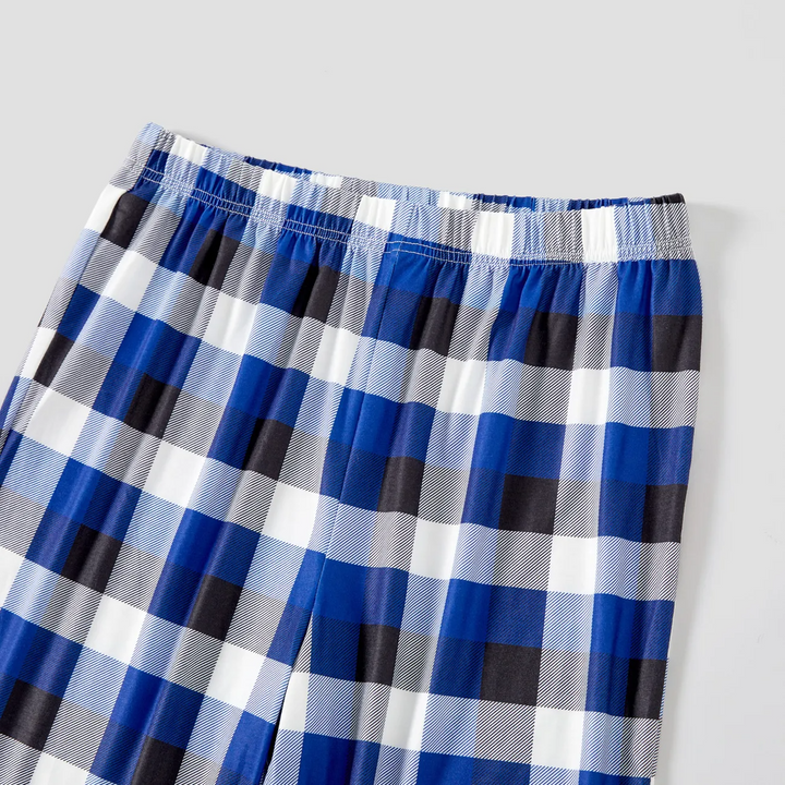 Drune | Marineblaues und weißes karierter Weihnachts-Pyjama-Set mit "Weihnachten mit meinen Gnomies" Textdruck