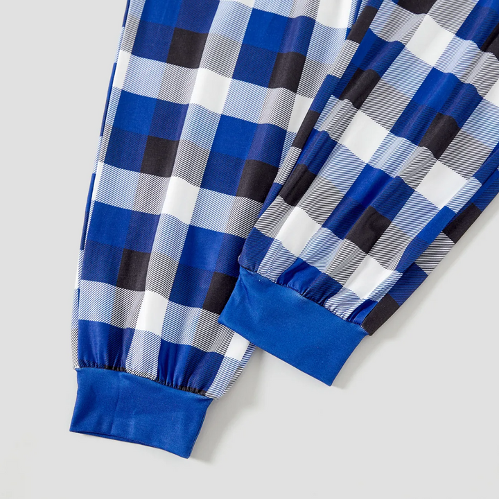 Drune | Weihnachtsfamilien-Matching-Pyjamas - Marineblau & Weiß kariertes Pjs-Set mit "Christmas Crew Making Memories Together" und Weihnachtsmusterdruck