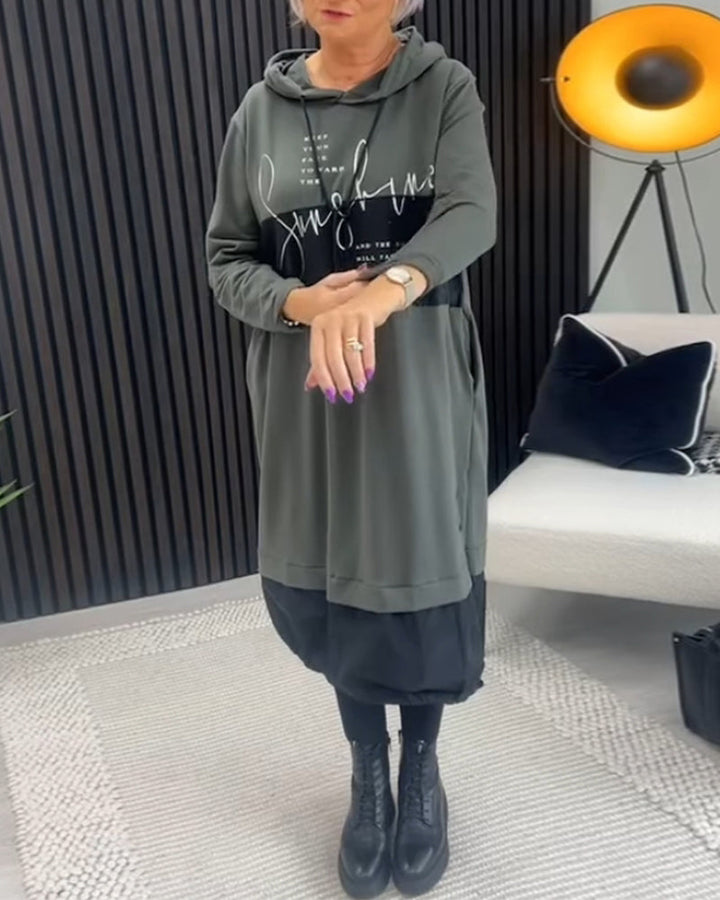 Drune | Kleid mit Kapuze und Buchstaben Print in Farbblock Optik