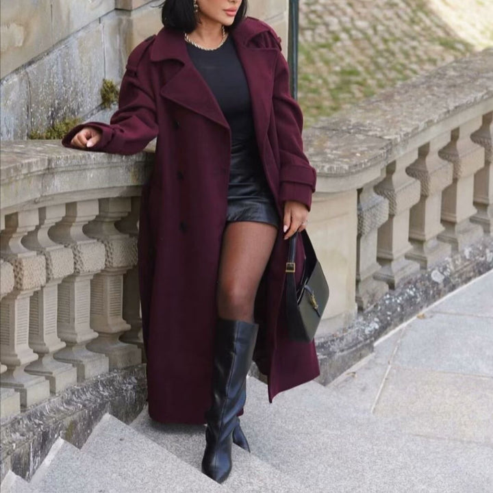 Drune | Eleganter Trenchcoat in Bordeauxrot mit Gürtel