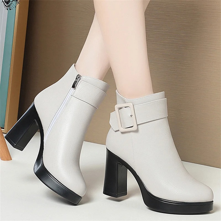 Drune | Flaschenstiefel mit High Heel und Fensterdesign für einen einzigartigen Stil