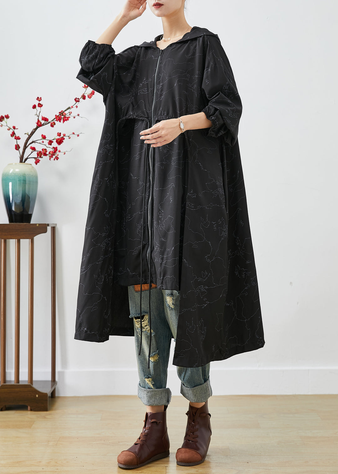 Drune | Schwarze asymmetrische übergroße Print-Kapuzentrenchcoats