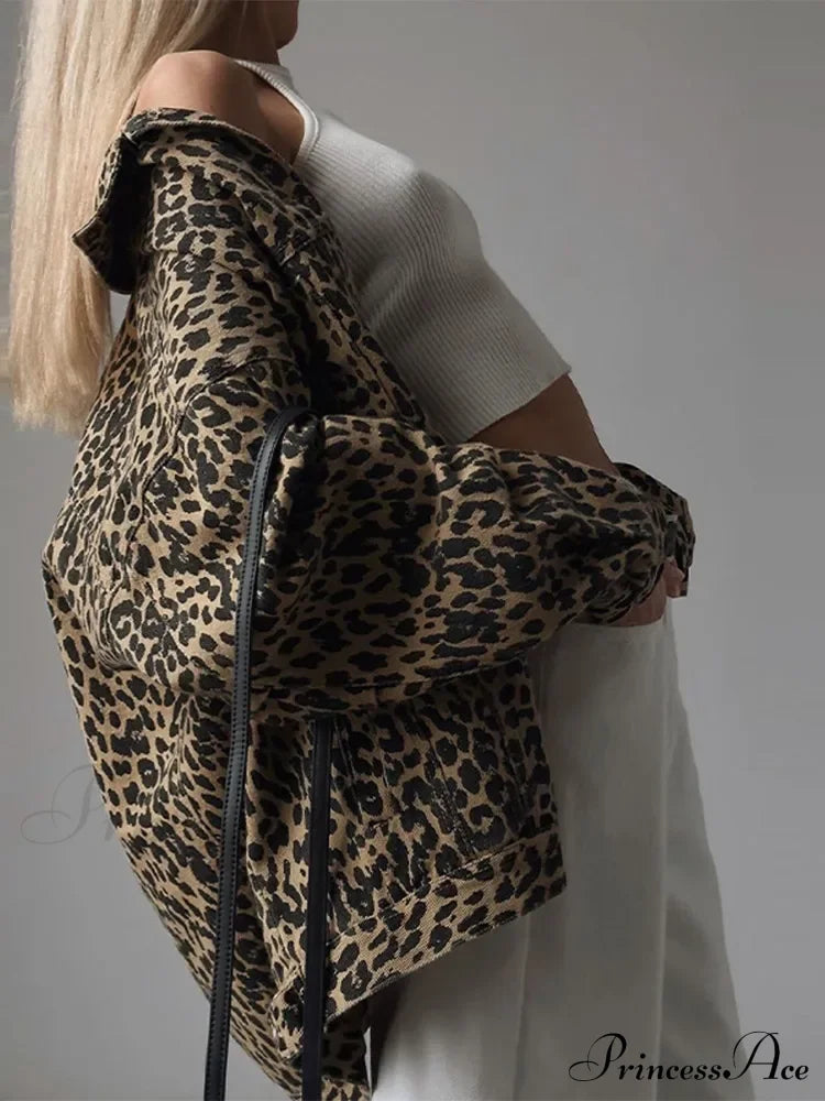 Drune | Passform Jeansjacke mit Leopardenstickerei