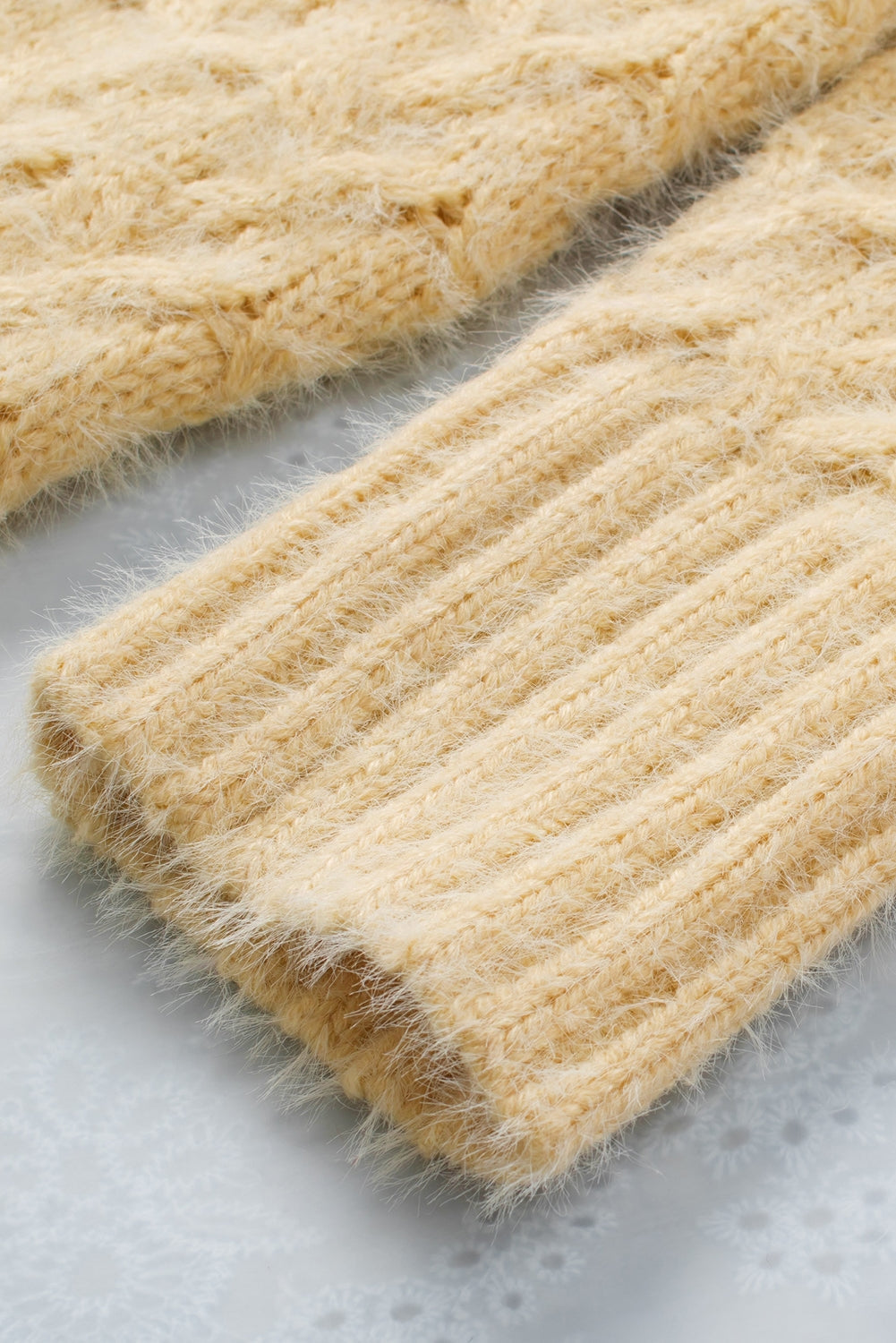 Drune | Aprikosenfarbener asymmetrischer Ausschnitt Pullover mit kalten Schultern und Wimpern